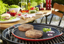 BBQ tuinfeest met de Le Creuset ronde XL grill Le Creuset XL Grill