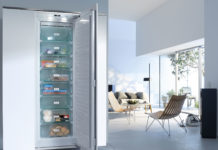 Energie besparen met de koelkast en diepvriezer De beste tips om energie te besparen met je koelkast en diepvriezer. Energie besparen met de koelkast en diepvriezer PLAATSING Plaats de koelkast niet naast een warmtebron (radiator of fornuis) of in een warme ruimte (waar bijvoorbeeld de zon komt). Hoe warmer de omgeving, hoe meer energie nodig is om de koelkast op de juiste temperatuur te brengen. Het andere uiterste is evenmin aan te raden: plaats daarom geen koelkast of diepvrieskast in een ruimte waar het kouder is dan 15°C. Zorg dat de koelkast of diepvriezer waterpas staat voor een optimale werking. Plaats de koelkast of diepvriezer niet tegen de muur. De toestellen moeten hun warmte immers achteraan kwijt kunnen. Best voorzie je een tiental centimeter ruimte. GEBRUIK Open de deur van de koelkast of diepvriezer zo min en zo kort mogelijk. Zo gaat er minder energie verloren. Koelkasten met een home bar hebben een kleiner deurtje ingebouwd in de grote deur, waarmee je toegang hebt tot veelgebruikte dranken en snacks. Zo moet de volledige deur niet open! Gebruik de invriesstand bij de diepvriezer zo kort mogelijk. Bewaar geen producten in de koelkast die best buiten de koelkast gehouden kunnen worden. Denk maar aan conservenblikken en glazen bokalen met groenten. Velen weten het niet maar tomaten, komkommers en aubergines bewaar je best buiten de koelkast op kamertemperatuur. Hetzelfde geldt voor tropische vruchten zoals mango en meloenen. Een volle koelkast gebruikt naar verhouding minder energie dan een lege. Een handige tip is de koelkast vullen met drank. Deze houden de koude langer vast waardoor de koelkast minder vaak aanslaat. Hetzelfde geldt voor de diepvriezer: probeer die zo vol mogelijk te houden. Prop hem echter niet te vol: de lucht moet goed kunnen blijven circuleren. Laat diepvriesproducten uit zichzelf of bij voorkeur in de koelkast ontdooien. De vrijgekomen koude dient als koelelement voor de koelkast. Wel de voedingswaren goed afdekken zodat er niet te veel vocht in de koelruimte terecht komt. Dit verlaagt de efficiëntie van de koelkast. Zet ook geen warme gerechten in de koelkast of diepvriezer. Laat ze eerst afkoelen buiten de koelkast of diepvriezer. De ideale temperatuur van een koelkast is 4°C tot 7°C. Die van een diepvriezer bedraagt minstens 18°C. Kouder hoeft niet. Ga je op vakantie dan kan je, indien mogelijk, de koelkast uitschakelen. Zet wel de deur op een kier om schimmels te vermijden. Heb je een reservekoelkast staan in de kelder of garage om bier koel te houden, of tijdens feestjes andere zaken koel te houden, schakel die dan uit. Vaak gaat het dan nog eens om een ouder, energieslurpend toestel. ONDERHOUD Het verwijderen van ijsafzetting in het diepvriesvak of diepvriezer spaart stroom uit. Een laagje van 2 mm zorgt immers al voor een meerverbruik van 10%. Regelmatig ontdooien is dus de boodschap als je nog niet over een diepvriezer of koelkast met de NoFrost-technologie beschikt. Vervang de rubberen afsluitstrip van de koelkast als de deur niet goed meer sluit. Let er in elk geval goed op dat de deur nog goed afgesloten is en er geen koude ontsnapt. Het rubber hou je soepel door er regelmatig eens over te gaan met een vochtige doek. Hou de achterzijde van de koelkast of diepvriezer vrij van stof. De toestellen zullen hierdoor heel wat efficiënter werken. KOELKAST OF DIEPVRIEZER AAN VERVANGING TOE? Koelkasten of diepvriezers verbruiken steeds meer energie naargelang ze ouder worden. Het is dus beter energievriendelijkere, nieuwe toestellen aan te kopen. Is je koelkast of diepvriezer erg oud of stuk, koop dan een toestel met minstens het energielabel A. Beter nog is de nieuwe generatie toestellen met A+ of A++-labels. In het winkelpunt op het energielabel of op websites zoals de onze kan je trouwens het jaarlijks energieverbruik raadplegen. Kies een koelkast op maat en hou daarom rekening met je behoeften. Om op een vorige tip terug te komen: een halfvolle, grote koelkast gebruikt relatief meer energie dan een kleiner model dat volledig gevuld is. Een goede keuze is een koelvriescombinatie: die is zuiniger dan een afzonderlijke koelkast en diepvriezer.