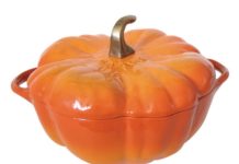 Pronkstuk op tafel pompoen cocotte staub halloween