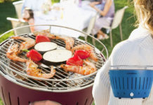 De LotusGrill houtskoolbarbecue is er nu ook in blauw