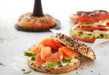 Idée de brunch : des bagels maison croustillants grâce à Lékué lékué bagels