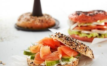 Idée de brunch : des bagels maison croustillants grâce à Lékué lékué bagels