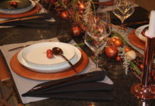 Een kersttafel in terracotta: zo werk je ‘m af