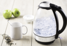 De Tefal waterkoker kookt water in edel natuurlijk materiaal