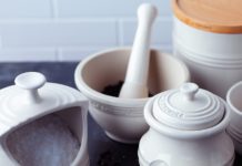 Le Creuset luidt de lente in met de nieuwe kleur ‘creme’