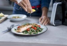 RECEPT: Zalm met noten-kruidenkorst en spinazie by Sandra Bekkari philips airfryer