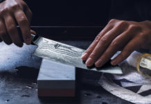 Aiguiser des couteaux sur une pierre à aiguiser. Comment faire ?