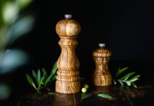 De 2 iconen van Peugeot in adembenemend olijfhout