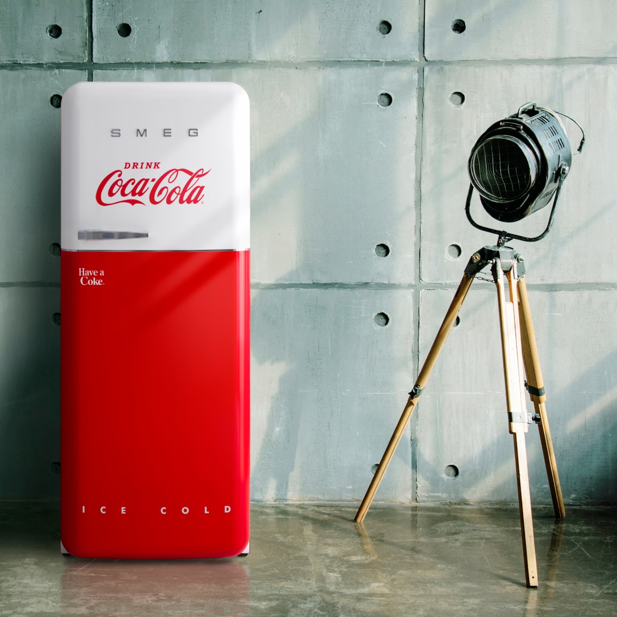 Ecologie Hardheid duizend De iconische koelkast van Smeg in een Coca-Cola jasje