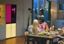 Een innovatieve nieuwe koelkast die zijn van kleur veranderende LED-deurpanelen aanpast aan je stemming en muziek afspeelt via de ingebouwde luidspreker.