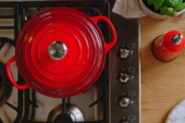 Le Creuset geeft ons 10 praktische tips voor het koken met gietijzer