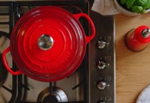 Ontdek deze 10 tips van Le Creuset om makkelijker te koken met gietijzer