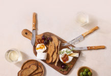 Geef jouw kaasplank een upgrade met de nieuwe 3-delige kaasmessenset van Le Creuset