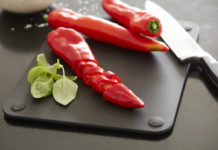 Duurzame elegantie in de keuken: Point-Virgule snijplank uit houtvezel in zwart