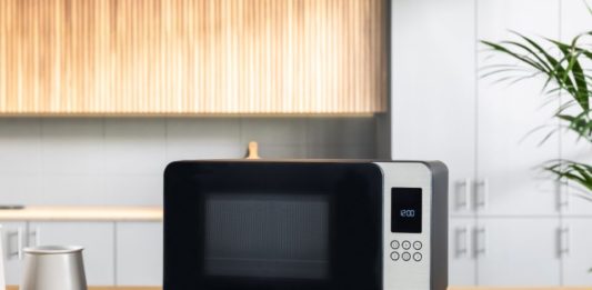 Smeg brengt stijl in je keuken met nieuwe retro vrijstaande microgolfovens