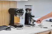 Van boon tot kopje: versgemalen koffie met de koffiemolens van Smeg